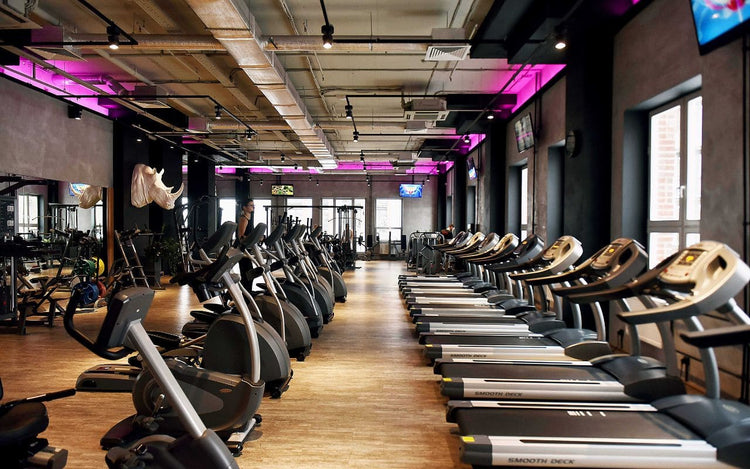 C'est une femme qui porte une de nos tenues : la couleur est rose. C'est l'ensemble ATTRACTIVE